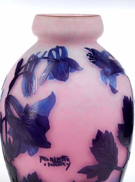 Detailabbildung:  Delatte-Vase mit Akeleidekor