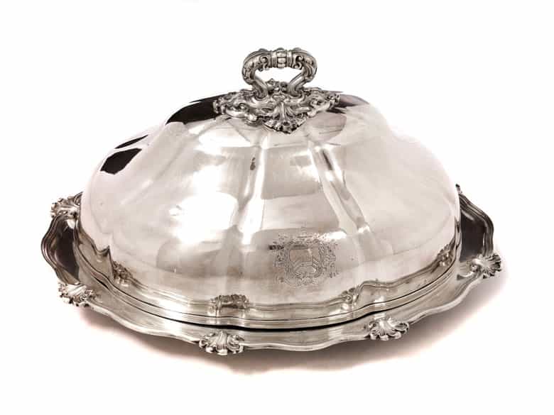 Detailabbildung:  Vier silberne Platten mit Cloches