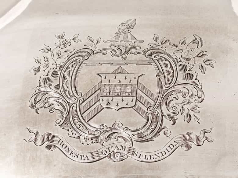 Detailabbildung:  Vier silberne Platten mit Cloches