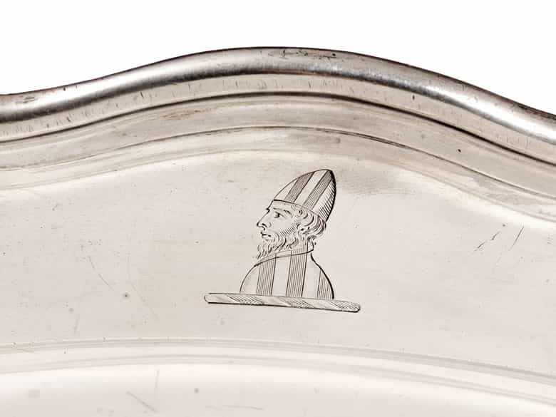 Detailabbildung:  Vier silberne Platten mit Cloches