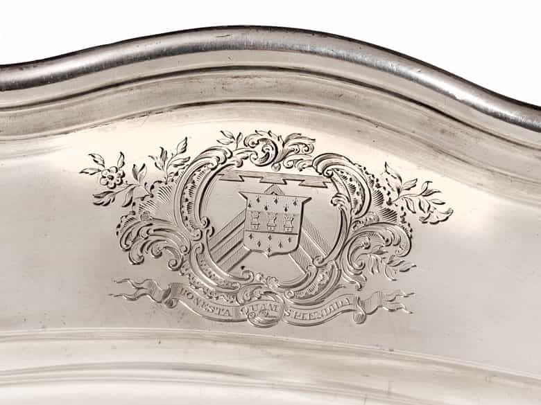 Detailabbildung:  Vier silberne Platten mit Cloches