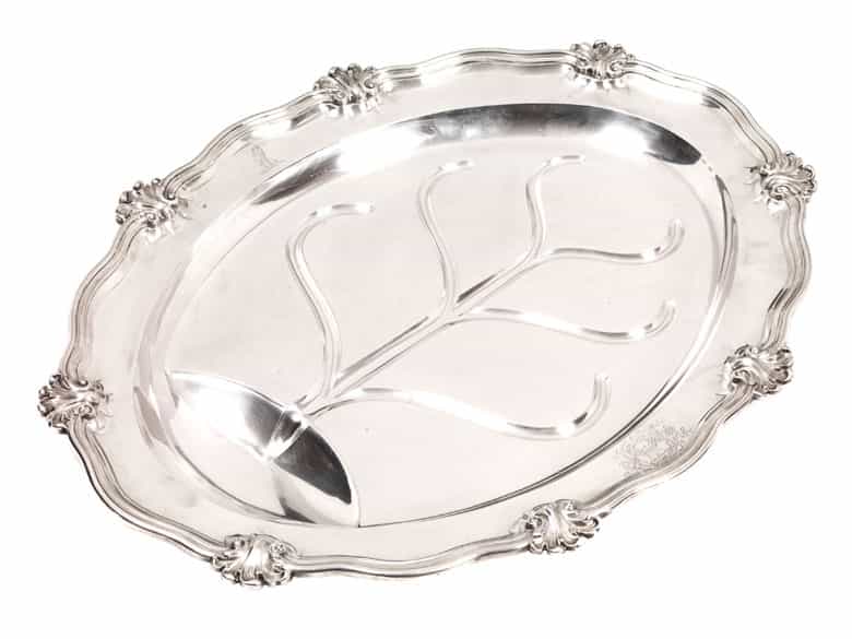 Detailabbildung:  Vier silberne Platten mit Cloches