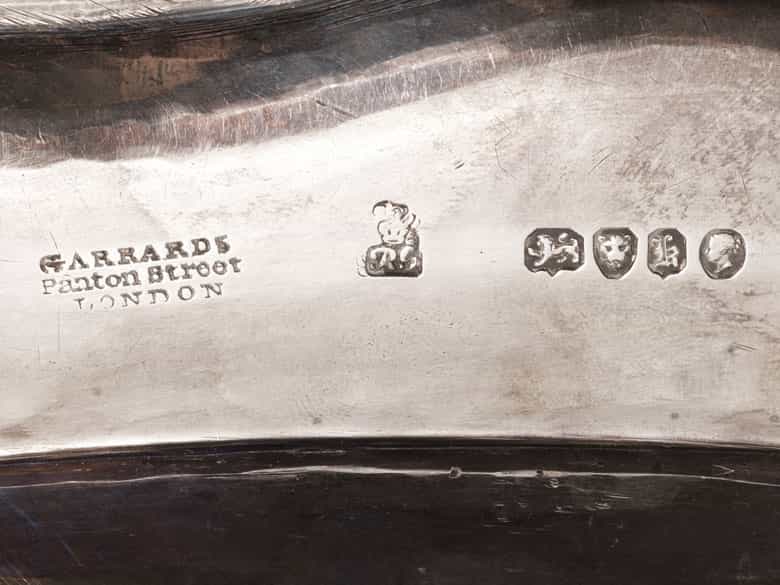 Detailabbildung:  Vier silberne Platten mit Cloches