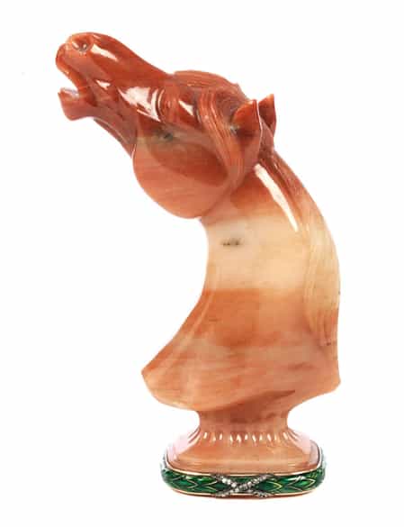 Detailabbildung: Petschaft in Form eines in Karneol geschnitzten Pferdekopfes, wohl Fabergé