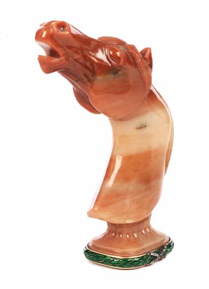 Detailabbildung: Petschaft in Form eines in Karneol geschnitzten Pferdekopfes, wohl Fabergé