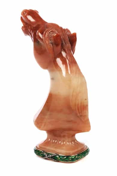 Detailabbildung: Petschaft in Form eines in Karneol geschnitzten Pferdekopfes, wohl Fabergé