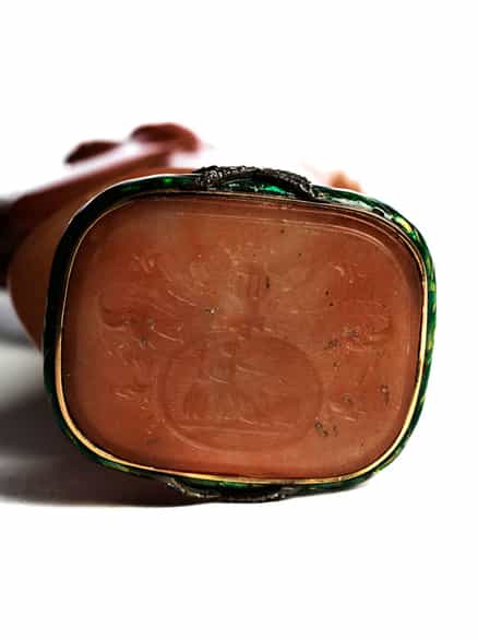 Detailabbildung: Petschaft in Form eines in Karneol geschnitzten Pferdekopfes, wohl Fabergé