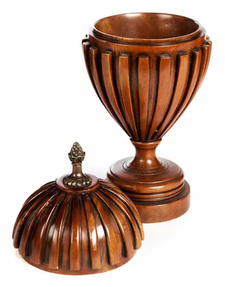 Detailabbildung: Englische Zierdeckelvase