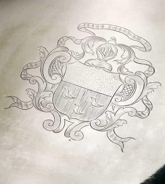 Detailabbildung:  Silbertablett mit ritterlichem Wappen