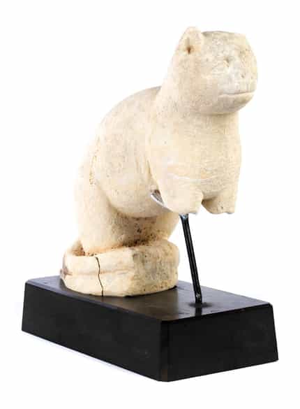 Detailabbildung: Kalksteinfigur einer hockenden Katze