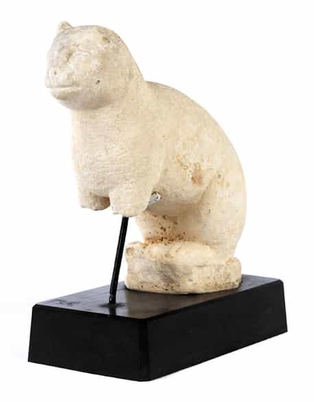 Detailabbildung: Kalksteinfigur einer hockenden Katze