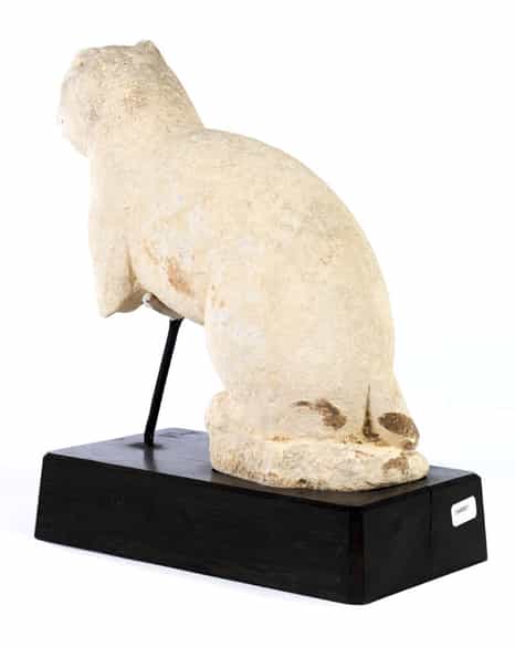 Detailabbildung: Kalksteinfigur einer hockenden Katze