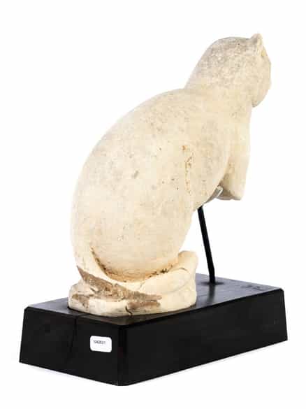 Detailabbildung: Kalksteinfigur einer hockenden Katze