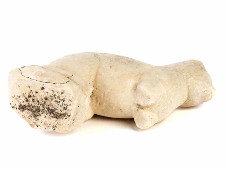 Detailabbildung: Kalksteinfigur einer hockenden Katze