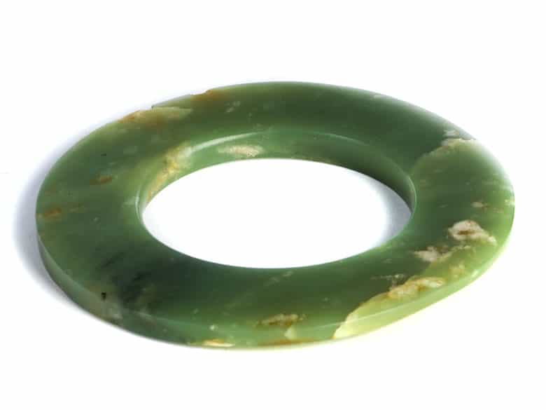 Detailabbildung: Neolithischer Jade-Ring