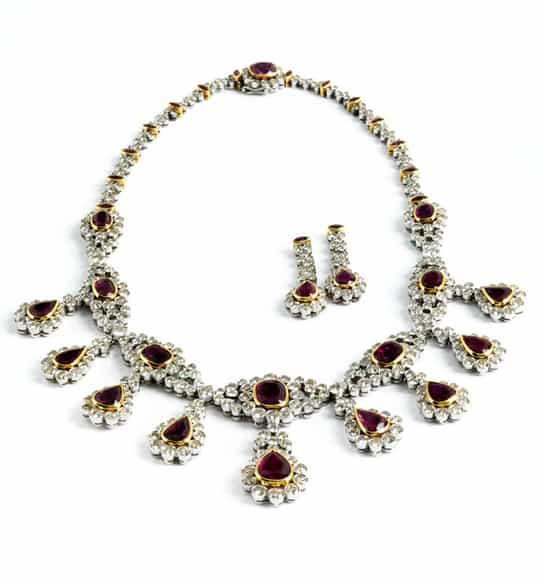 Detailabbildung: Rubin-Diamantcollier und Ohrhänger
