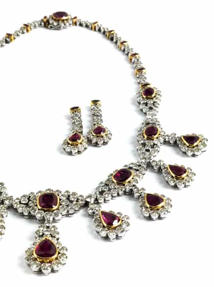 Detailabbildung: Rubin-Diamantcollier und Ohrhänger