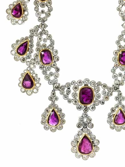 Detailabbildung: Rubin-Diamantcollier und Ohrhänger