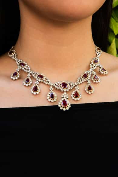 Detailabbildung: Rubin-Diamantcollier und Ohrhänger