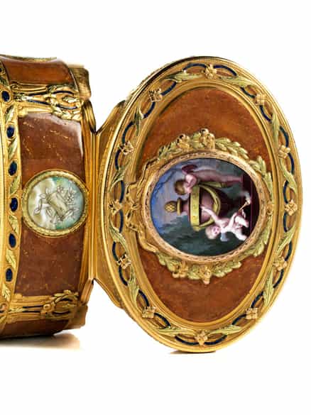 Detailabbildung: Museale außerordentlich elegante und qualitätsvolle Golddose „En trois couleurs“