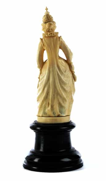 Detailabbildung: Elfenbeinschnitzfigur einer englischen Königin (Elisabeth I ?)