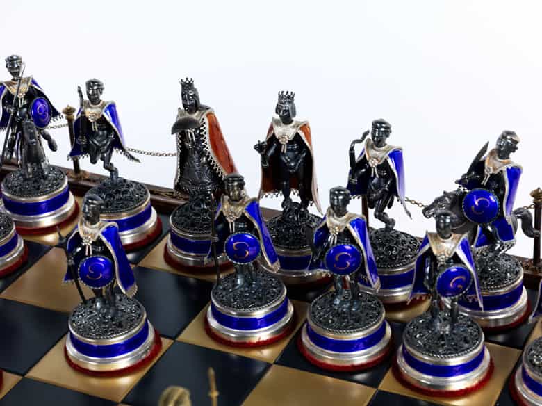 Detailabbildung: Prächtiges russisches Schachbrettspiel mit emaillierten Silberfiguren