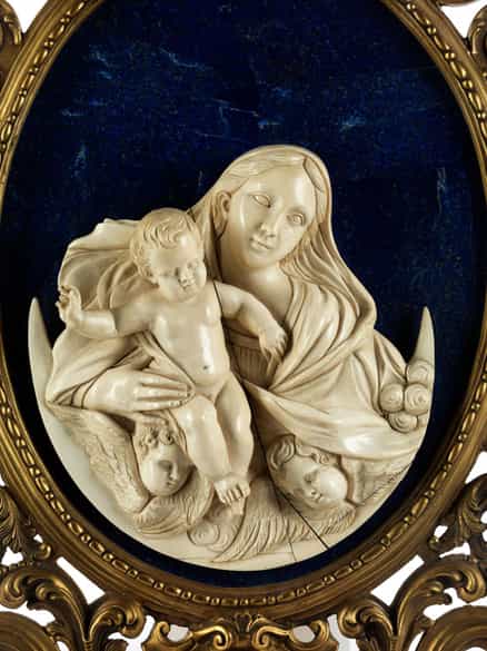 Detailabbildung: Elfenbeinrelief-Madonna mit Kind