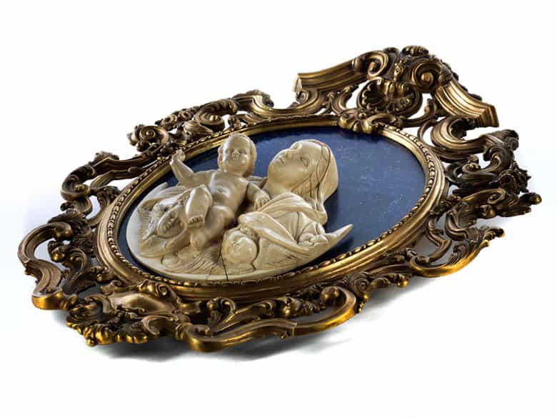 Detailabbildung: Elfenbeinrelief-Madonna mit Kind