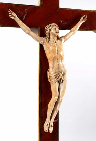 Detailabbildung: Elfenbein-Corpus Christi auf einem Kreuz in Jaspis mit vergoldeter Bronzeeinfassung