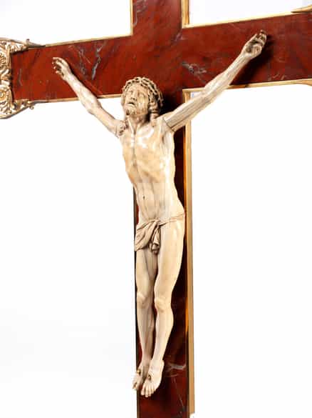 Detailabbildung: Elfenbein-Corpus Christi auf einem Kreuz in Jaspis mit vergoldeter Bronzeeinfassung