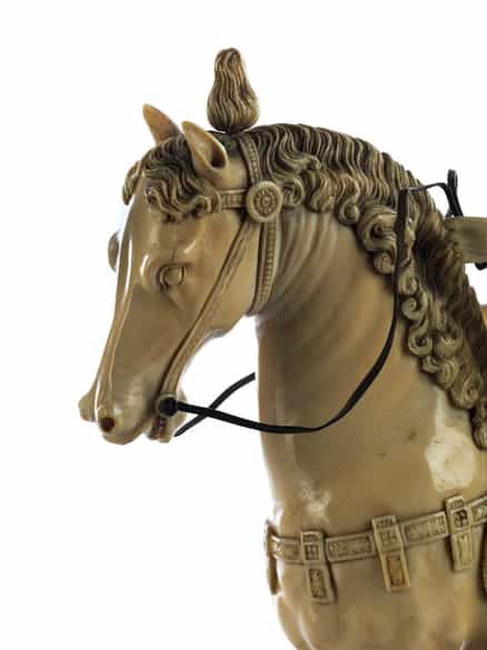 Detailabbildung: Elfenbein-Schnitzfigur Bartolomeo Colleoni (um 1400 – 1475) zu Pferde