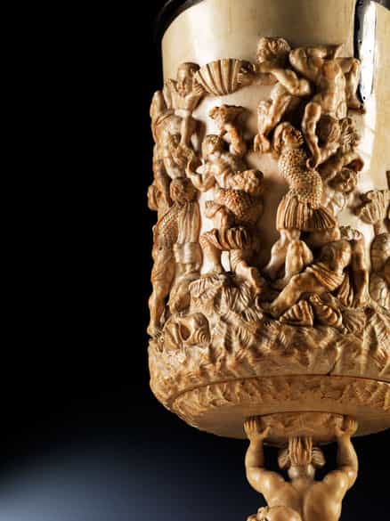 Detailabbildung: Großer imposanter Elfenbein-Deckelpokal mit Silbermontierung