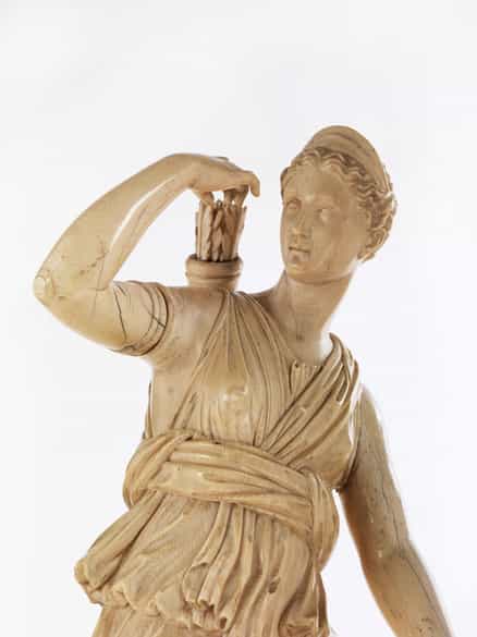 Detailabbildung: Große Elfenbein-Schnitzfigur der „Diana von Versailles“