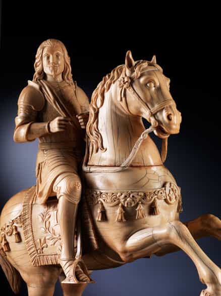 Detailabbildung: Großes Tischdenkmal in Elfenbein und ebonisiertem Holz mit der Reiterstatue Ludwig XIII von Frankreich, 27.09.1601 – 14.05.1643