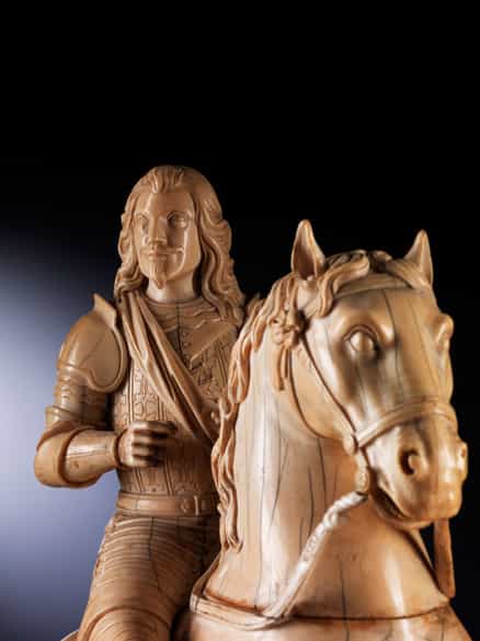 Detailabbildung: Großes Tischdenkmal in Elfenbein und ebonisiertem Holz mit der Reiterstatue Ludwig XIII von Frankreich, 27.09.1601 – 14.05.1643