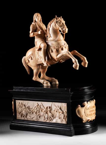 Detailabbildung: Großes Tischdenkmal in Elfenbein und ebonisiertem Holz mit der Reiterstatue Ludwig XIII von Frankreich, 27.09.1601 – 14.05.1643