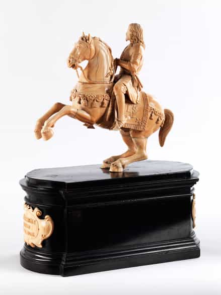 Detailabbildung: Großes Tischdenkmal in Elfenbein und ebonisiertem Holz mit der Reiterstatue Ludwig XIII von Frankreich, 27.09.1601 – 14.05.1643