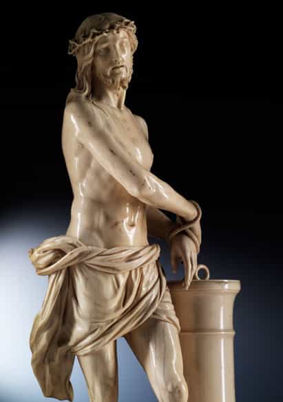 Detailabbildung: Große Elfenbein-Schnitzfigur eines Christus an der Geisselsäule