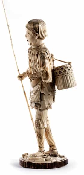 Detailabbildung: Große japanische Elfenbeinfigur eines Fischers