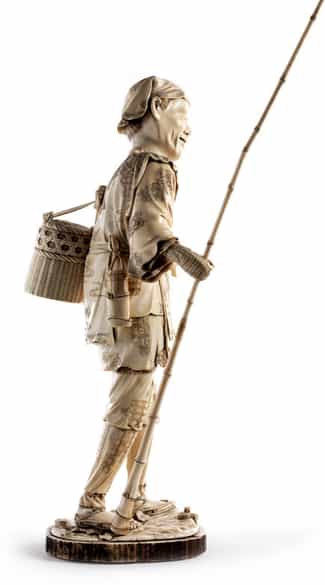 Detailabbildung: Große japanische Elfenbeinfigur eines Fischers