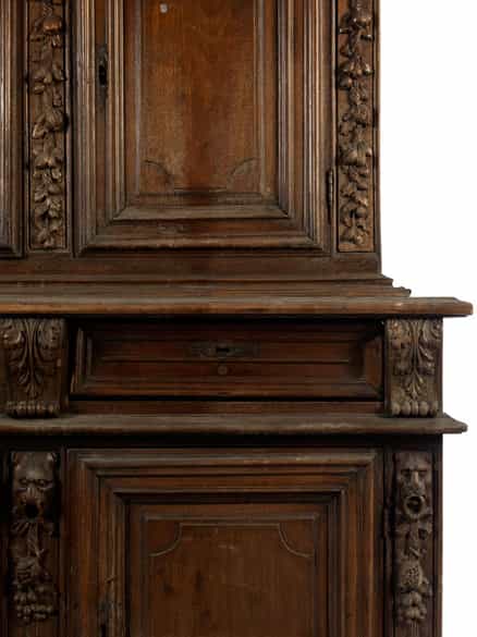 Detailabbildung: Aufsatzmöbel mit Schnitzdekor im Barock-Stil