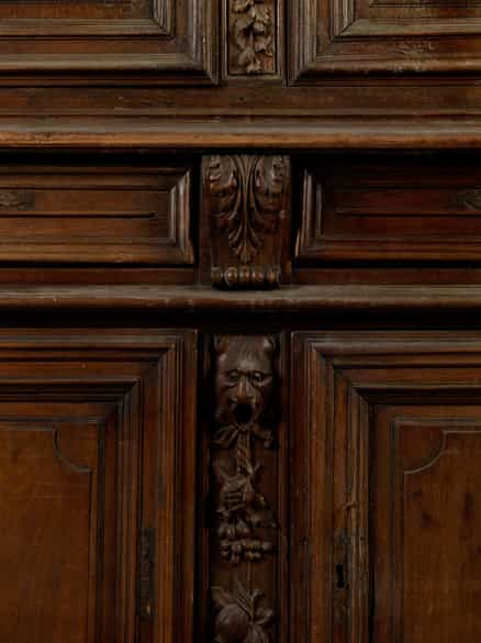 Detailabbildung: Aufsatzmöbel mit Schnitzdekor im Barock-Stil