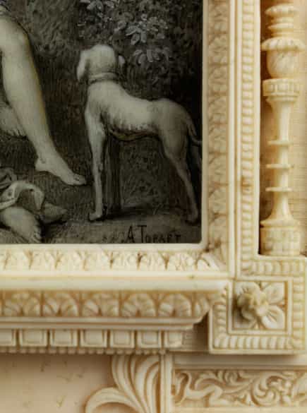 Detailabbildung: Museale äußerst fein geschnitzte Elfenbein-Aedicula mit Grisaille-Miniaturgemälde
