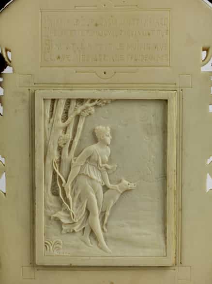 Detailabbildung: Museale äußerst fein geschnitzte Elfenbein-Aedicula mit Grisaille-Miniaturgemälde