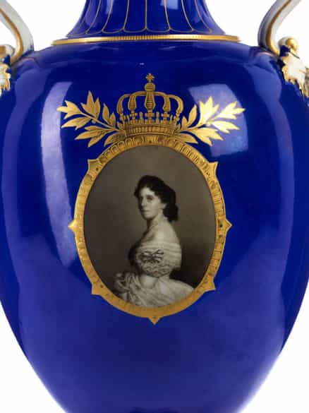 Detailabbildung: Große KPM-Schlangenhenkelvase mit bekröntem Portrait