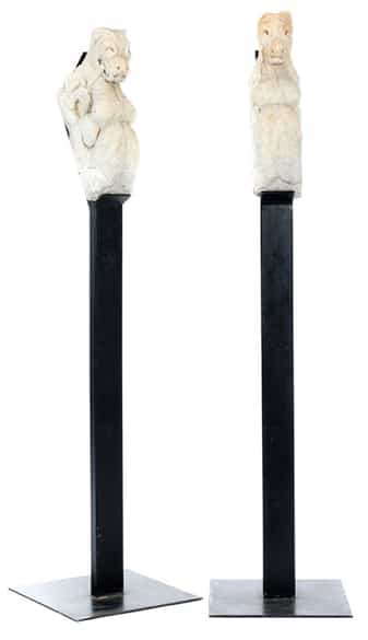 Detailabbildung: Paar Steinkämpfer in Form von Fabelwesen