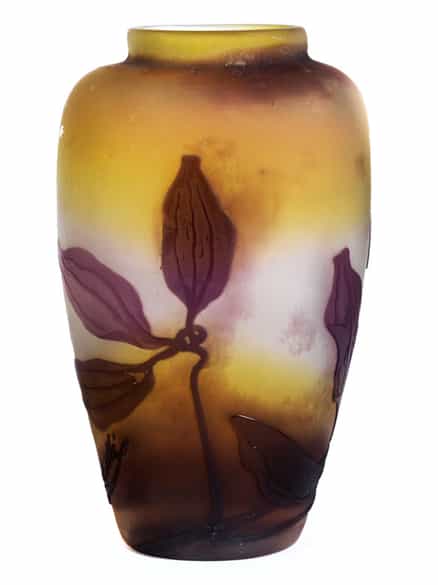 Detailabbildung: Kleine Vase mit Blütendekor, bezeichnet „Gallé“