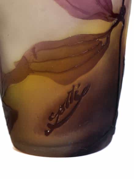 Detailabbildung: Kleine Vase mit Blütendekor, bezeichnet „Gallé“