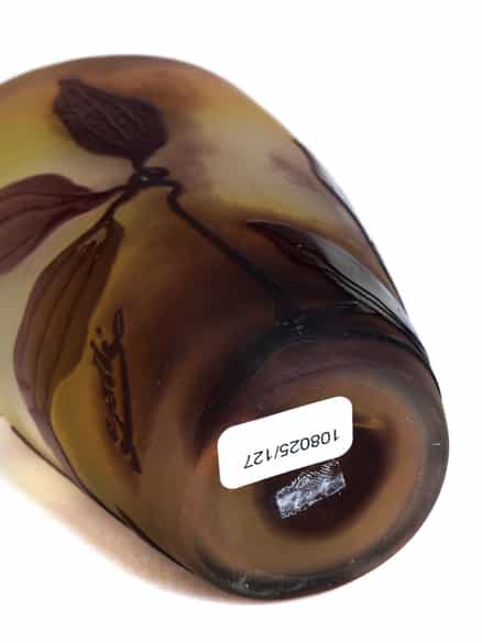 Detailabbildung: Kleine Vase mit Blütendekor, bezeichnet „Gallé“