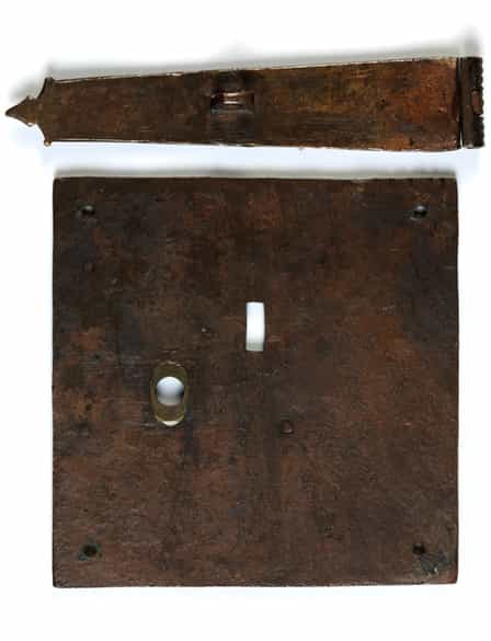 Detailabbildung: Musealer vergoldeter Kasten-Schlossbeschlag mit Schlempe